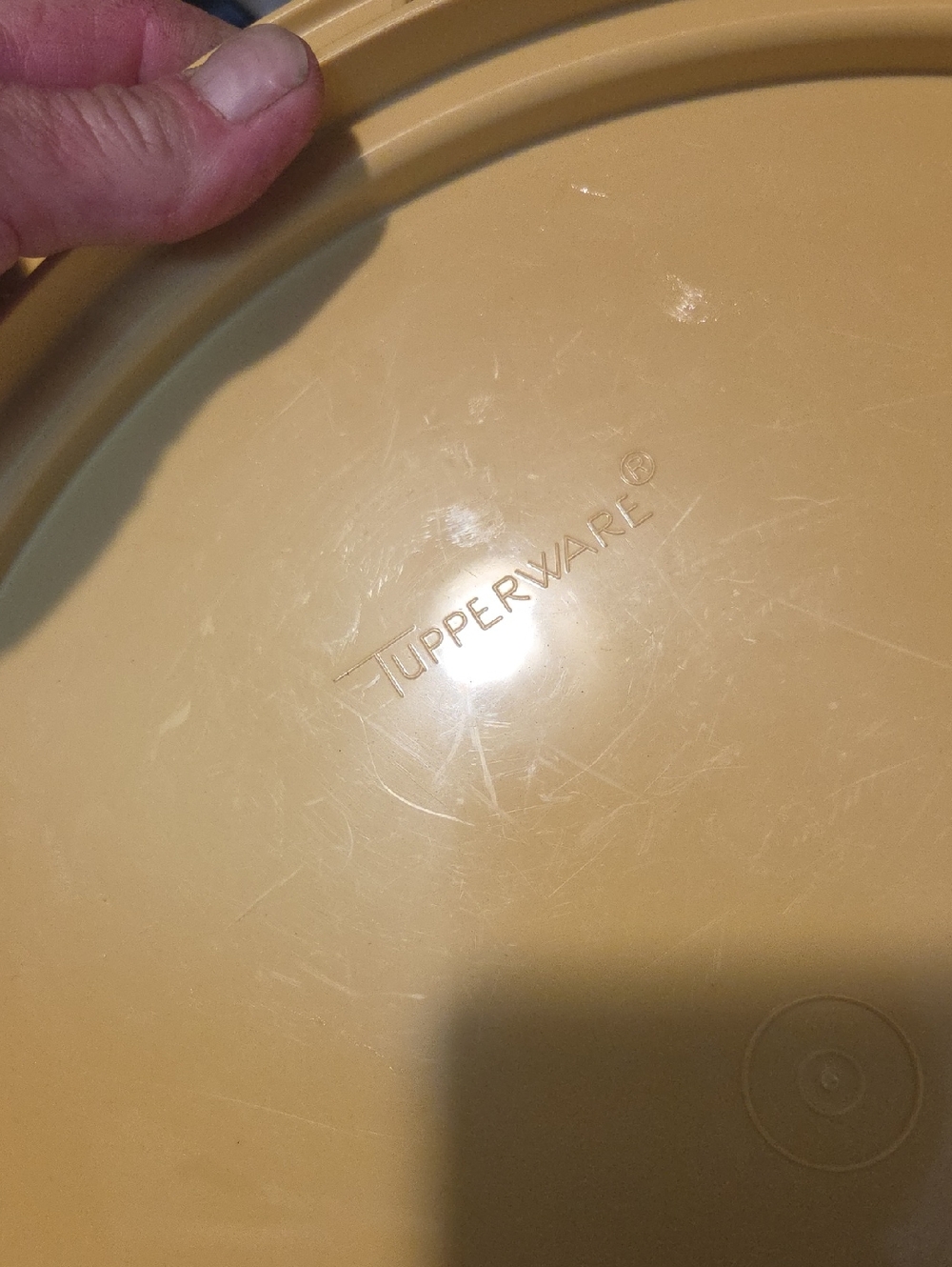 Vintage Tupperware Pale Yellow Round Cake Carrier with Handles - Picture 2 of 4